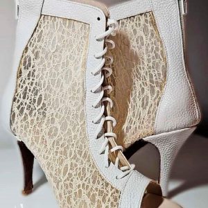 Modelo Sandy Bordada color nude tipo Botita